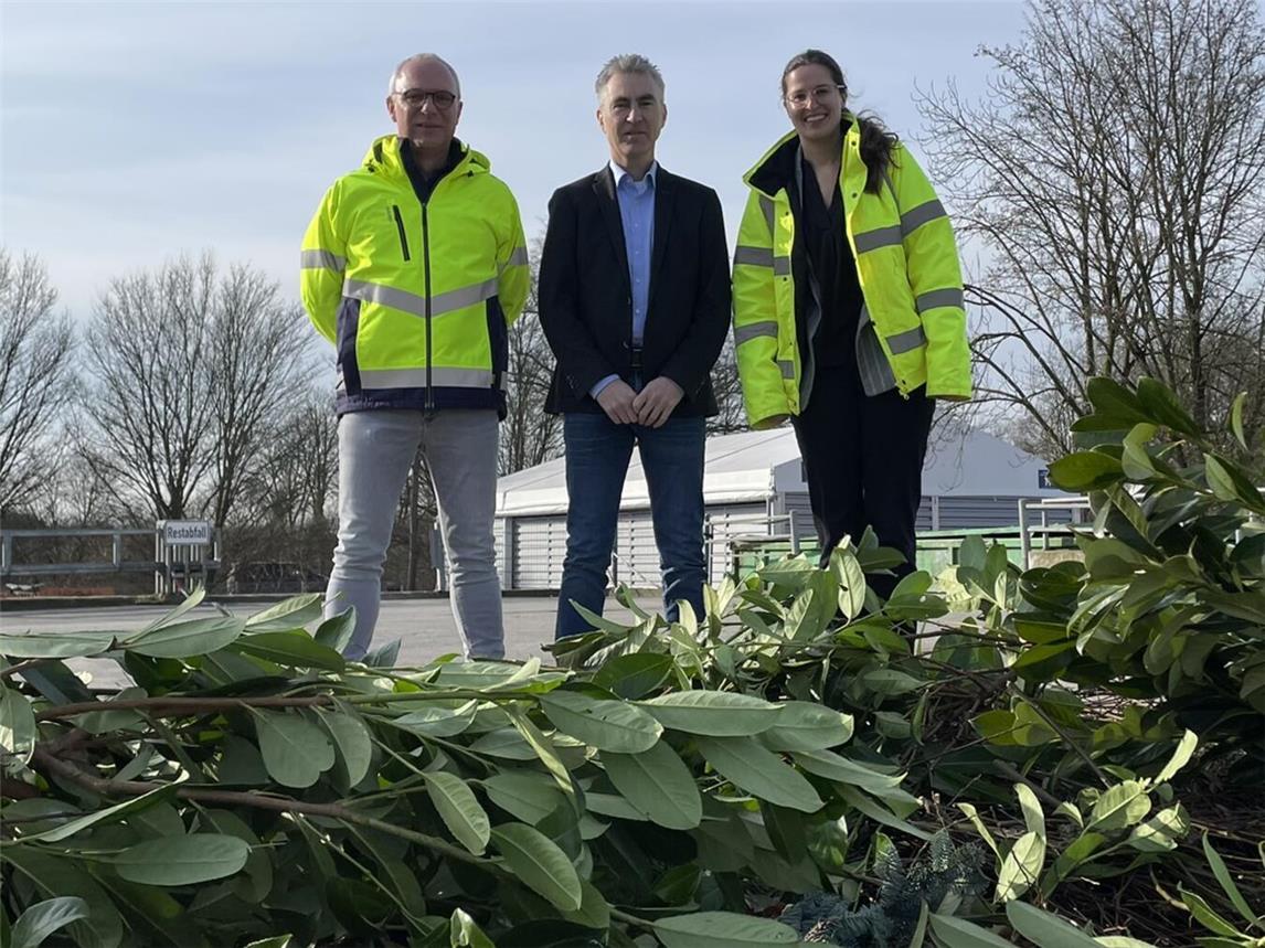 Warnen eindringlich vor falschem Müll in der Biotonne: KBE-Leiter Jochem Vervoorst (M.) sowie Christoph Jansen und Nadine Püttmann vom Entsorgungsunternehmen Schönmackers. Foto: Stadt Emmerich