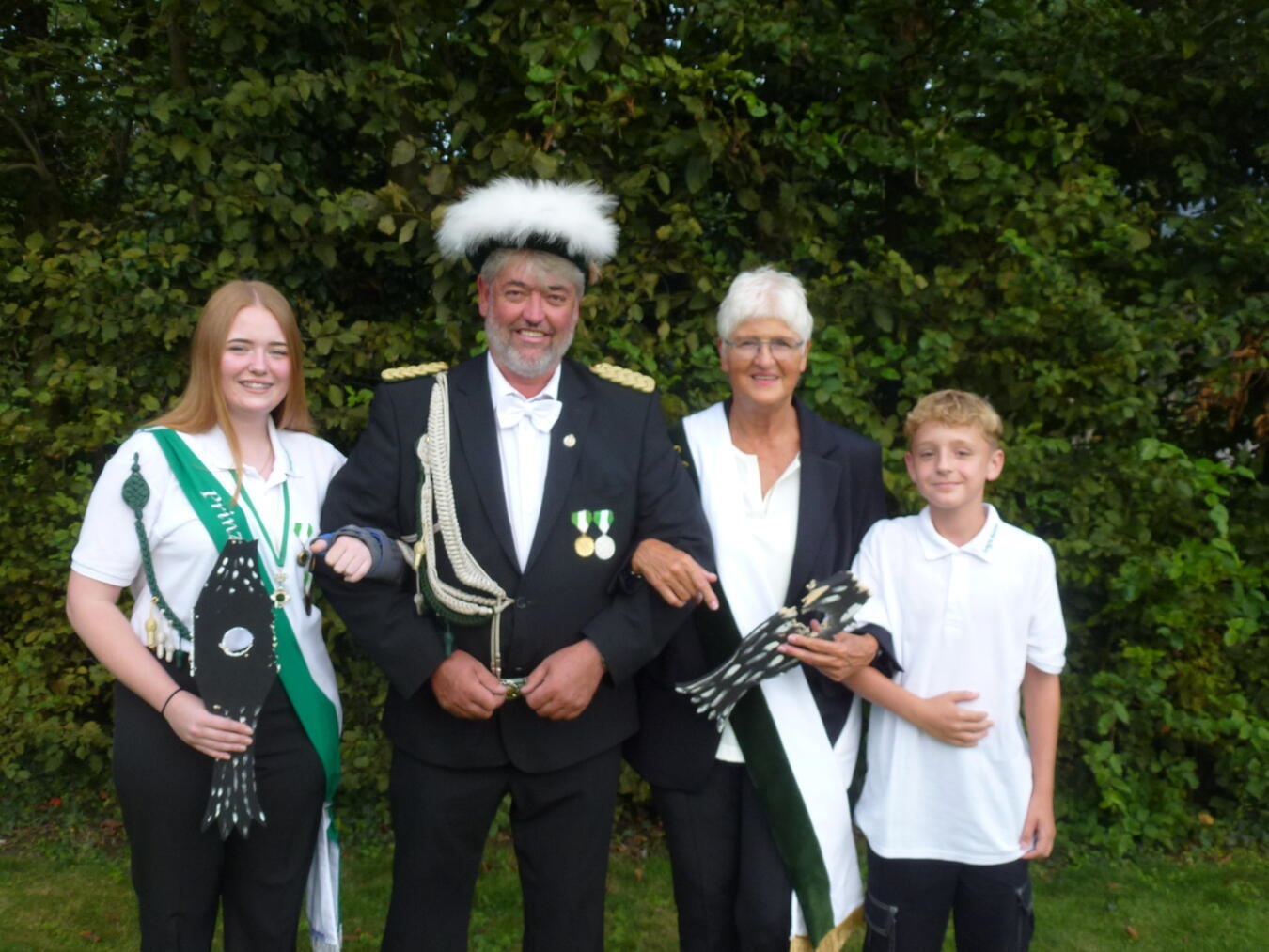 Warten auf Ablösung (v.l.): Prinzessin Riccarda de Jong, Königin Maria Verweyen nebst Prinzgemahl Heinz-Theo Biermann und Schülerprinz Michael Konefal. Foto: BSV Hasselt-Qualburg