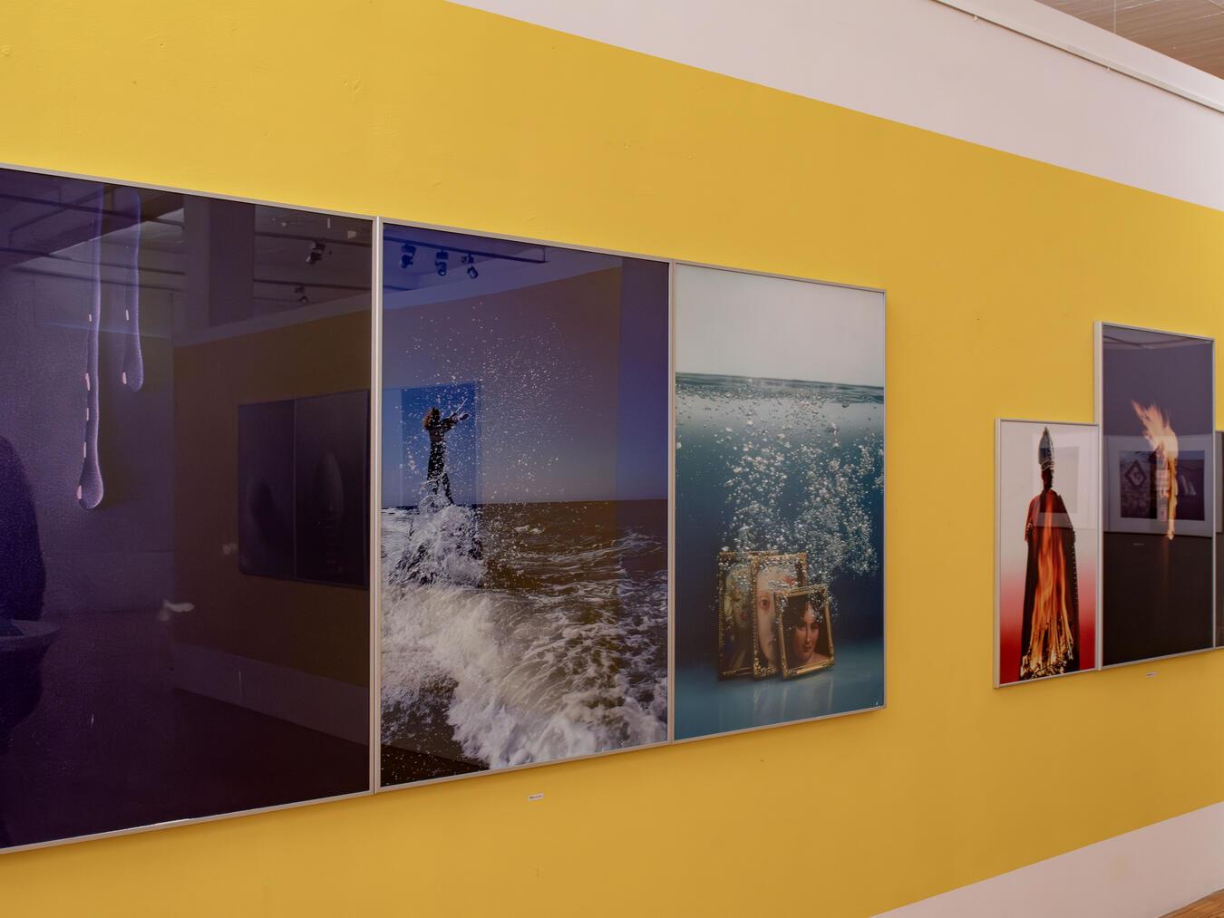 Wasser und Feuer sind nur zwei der zahlreichen Themen, mit denen sich Holger Matthies in seiner Ausstellung „Trias“ beschäftigt; rechts die Gruppe „Brandstifter“. NN-Foto: Gerhard Seybert