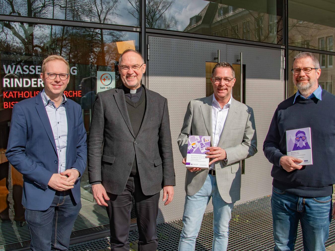 Studie kann Grundlage für innovative Ideen in den Pfarreien bilden Wasserburg-Direktor Markus Toppmöller begrüßte Weihbischof Rolf Lohmann, Jan Loffeld und Tobias Kläden (v.l.) zum Studientag. Foto: Bischöfliche Pressestelle / Christian Breuer