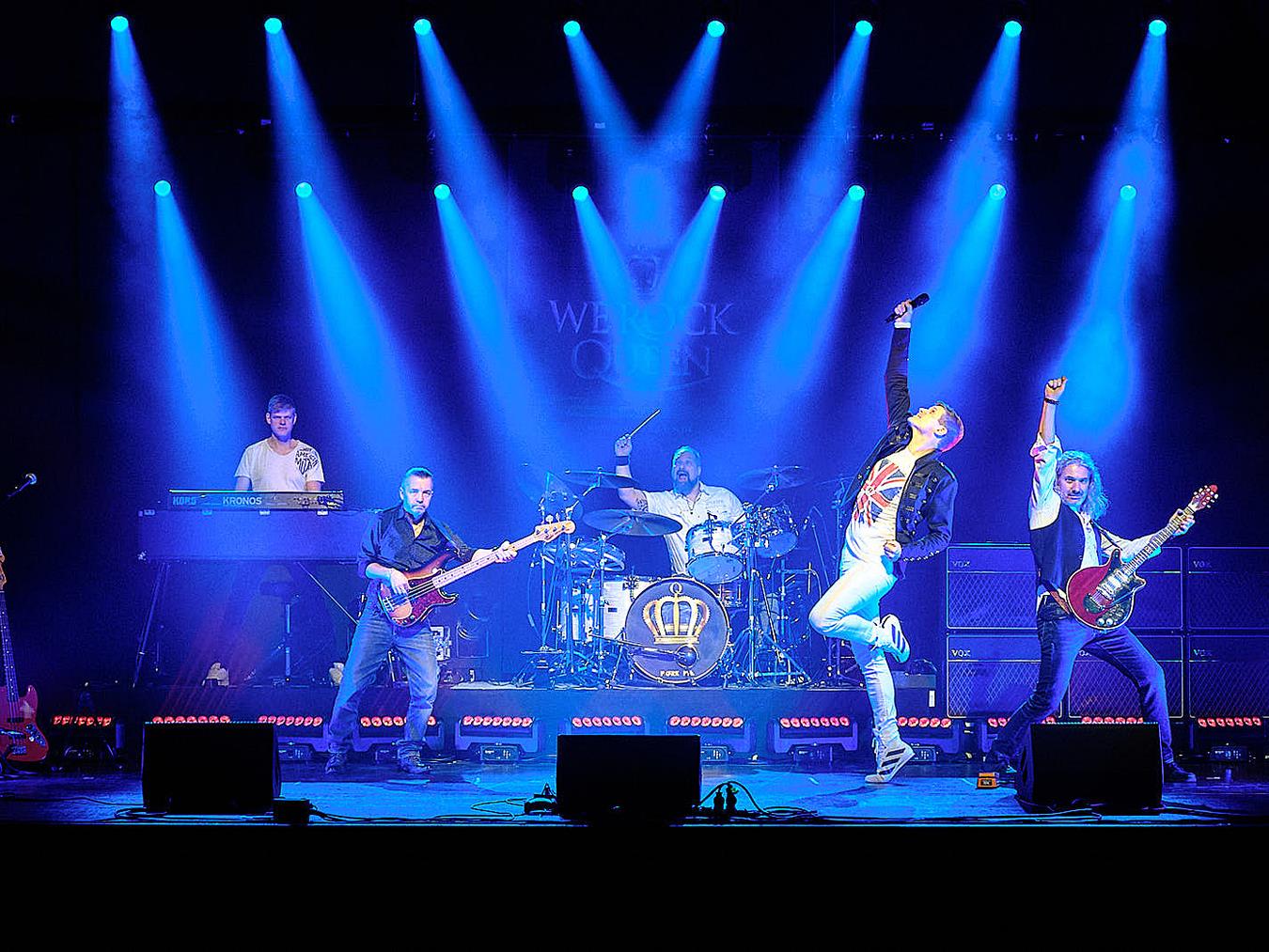 „We Rock Queen“ bringt die Musik der Rocklegende Queen, mit all seinen musikalischen Facetten, in einer ausdrucksstarken Tributeshow auf die Bühne .Foto: Heiko Kapeller-Messerich