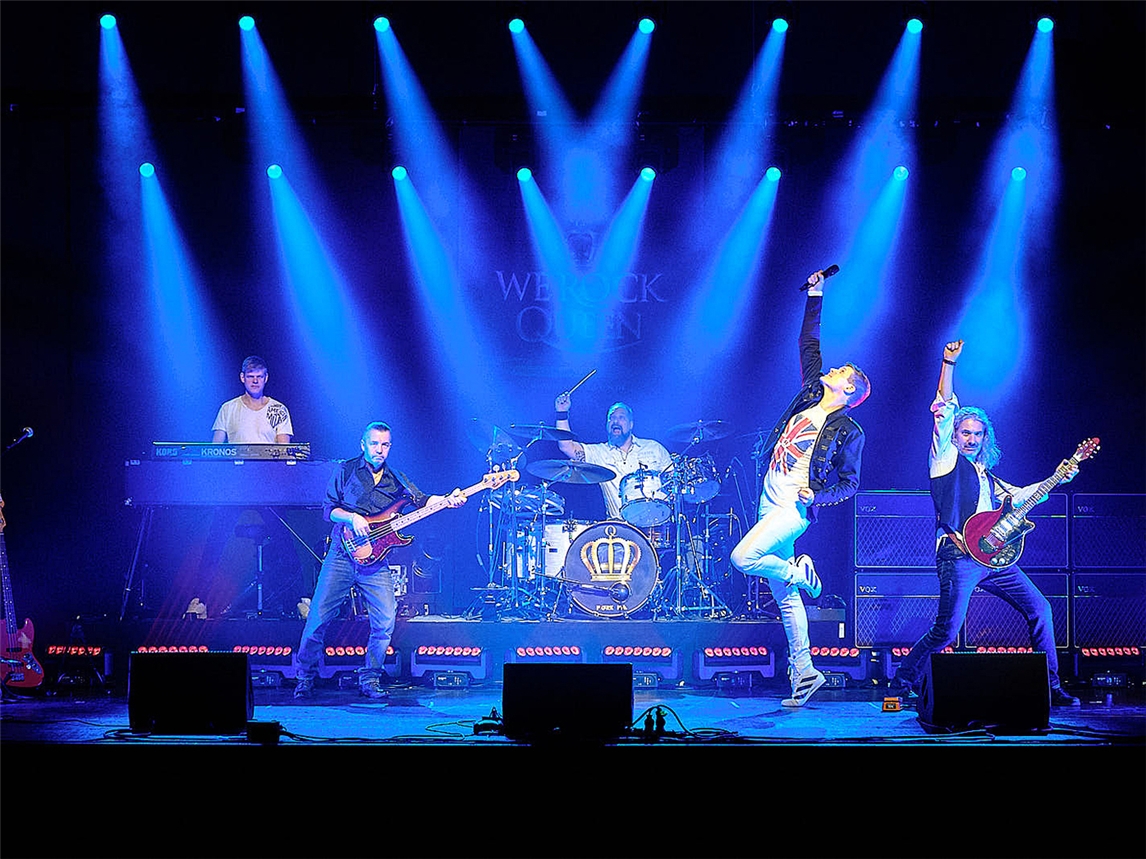 „We Rock Queen“ bringt die Musik der Rocklegende Queen, mit all seinen musikalischen Facetten, in einer ausdrucksstarken Tributeshow auf die Bühne .Foto: Heiko Kapeller-Messerich