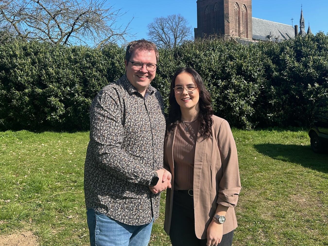 Wechsel an der Spitze: Jan Wijnands übergibt den Vorsitz des Musikvereins Elten an Merle Kossack. Foto: privat