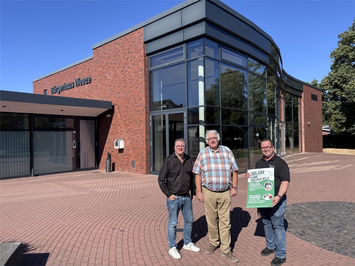 "Weezes Bürgermeister Georg Koenen mit Bürgerhausvereinsvorsitzendem Hans-Theo Krauhausen und Daniel Geurts in Weeze, NRW."