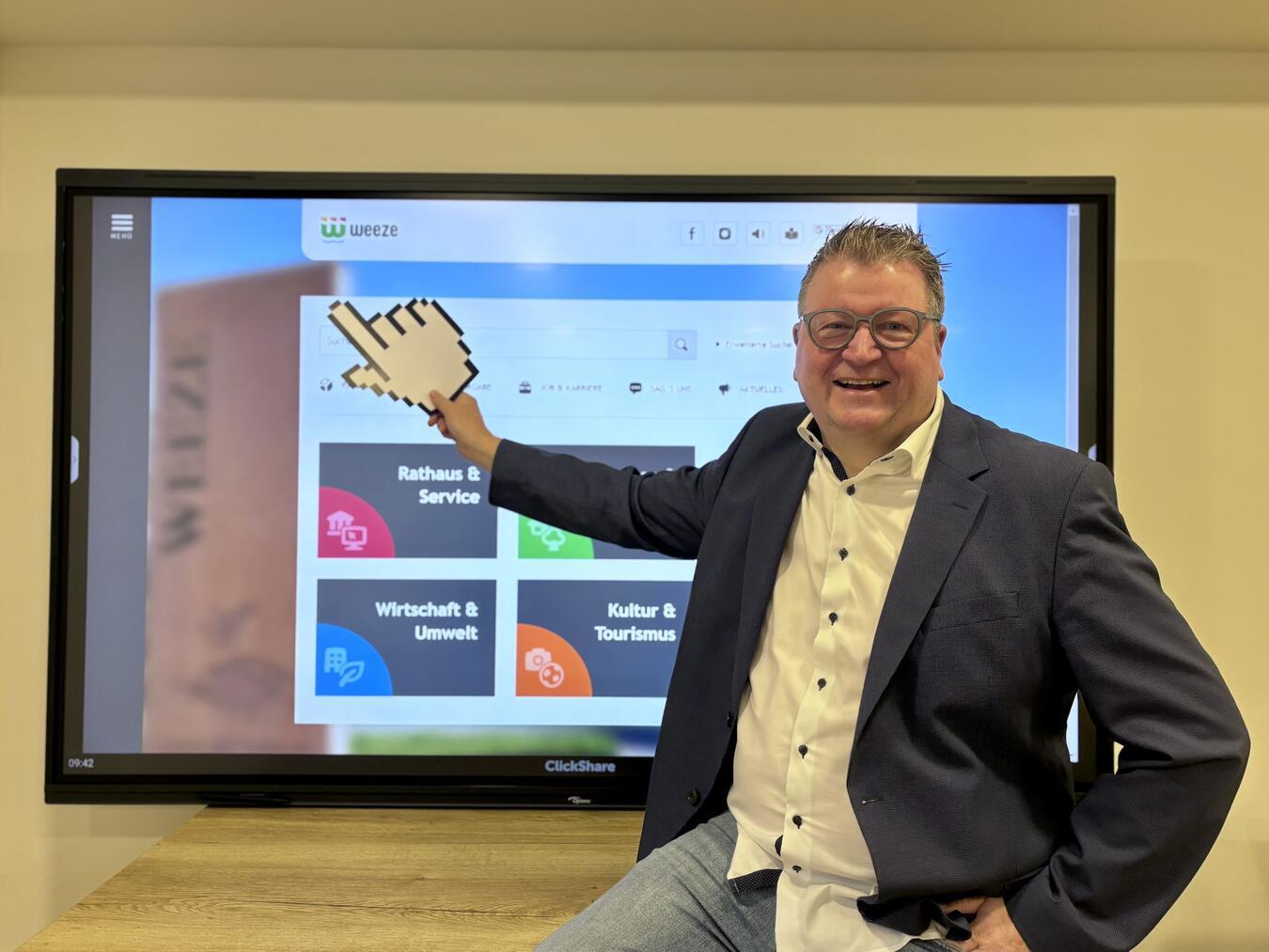 Weezes Bürgermeister Georg Koenen präsentiert die neue Internetseite der Verwaltung. Foto: © Gemeinde Weeze