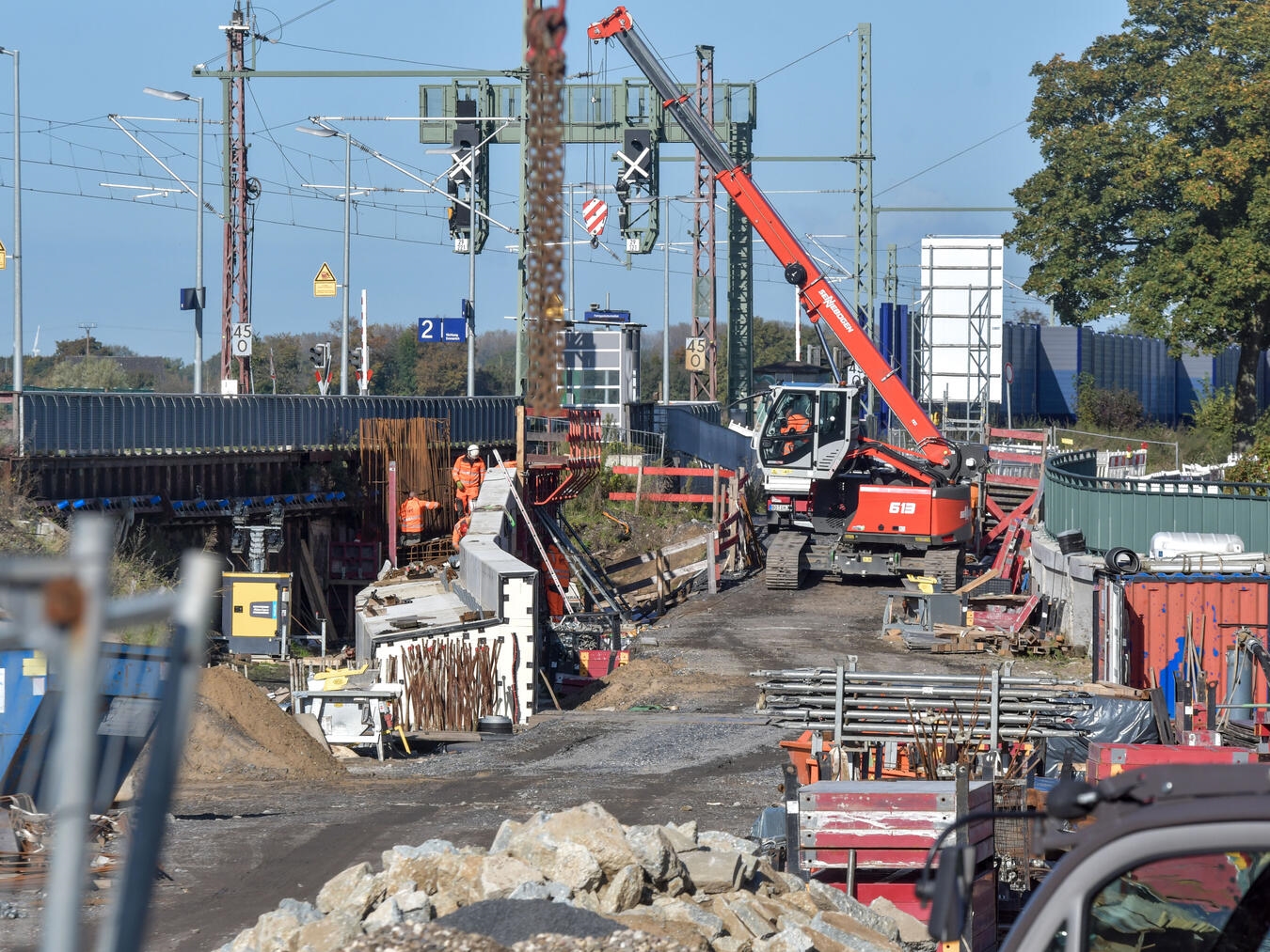 "Bahnübergangssperrung in Haldern und Millingen wegen Gleisarbeiten, Archivfoto von Gerhard Seybert"