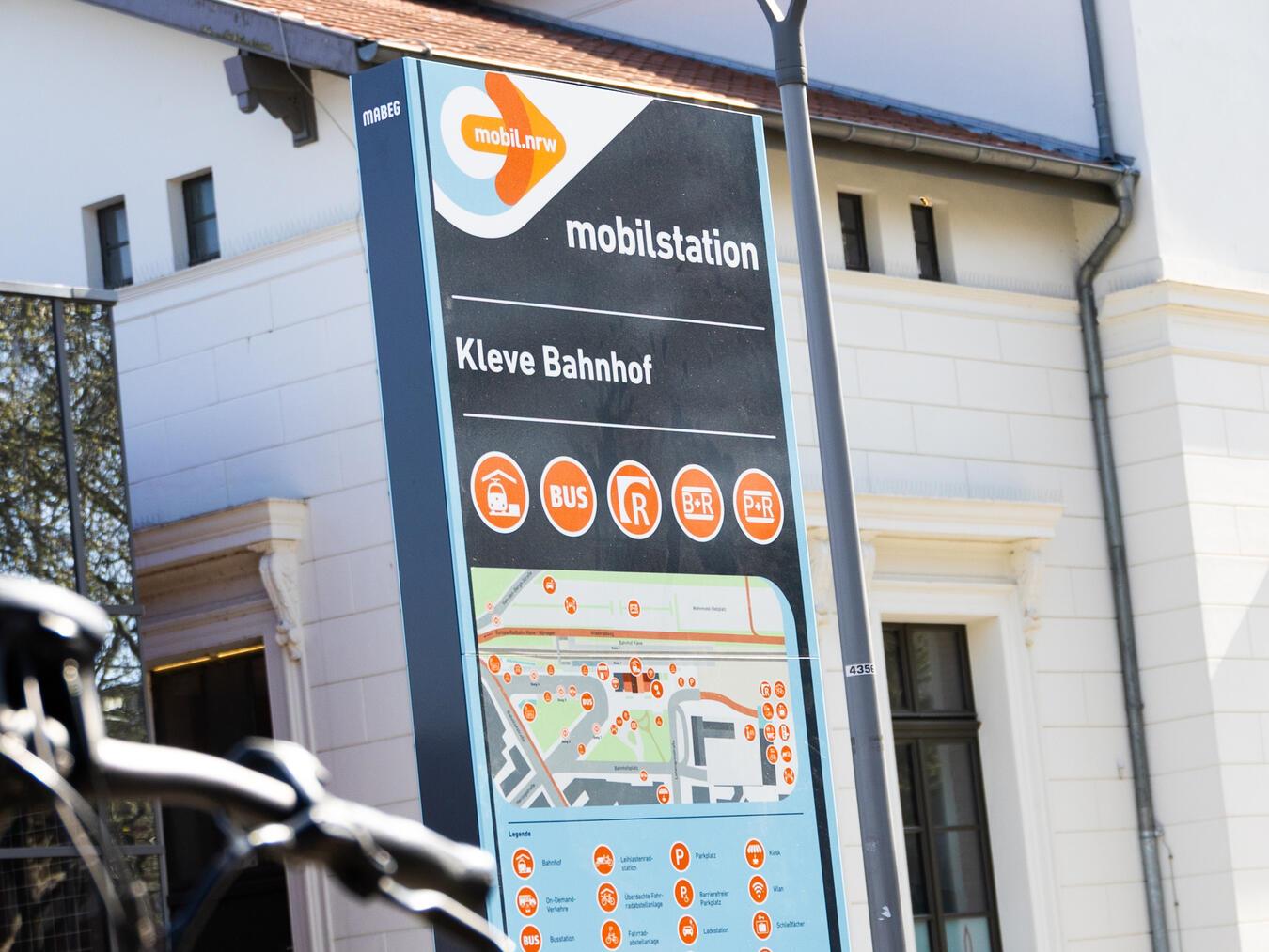 Wegweiser und Beschilderungen sind installiert, die Mobilstation am Klever Bahnhof ist damit komplett. Foto: Stadt Kleve/Niklas Lembeck