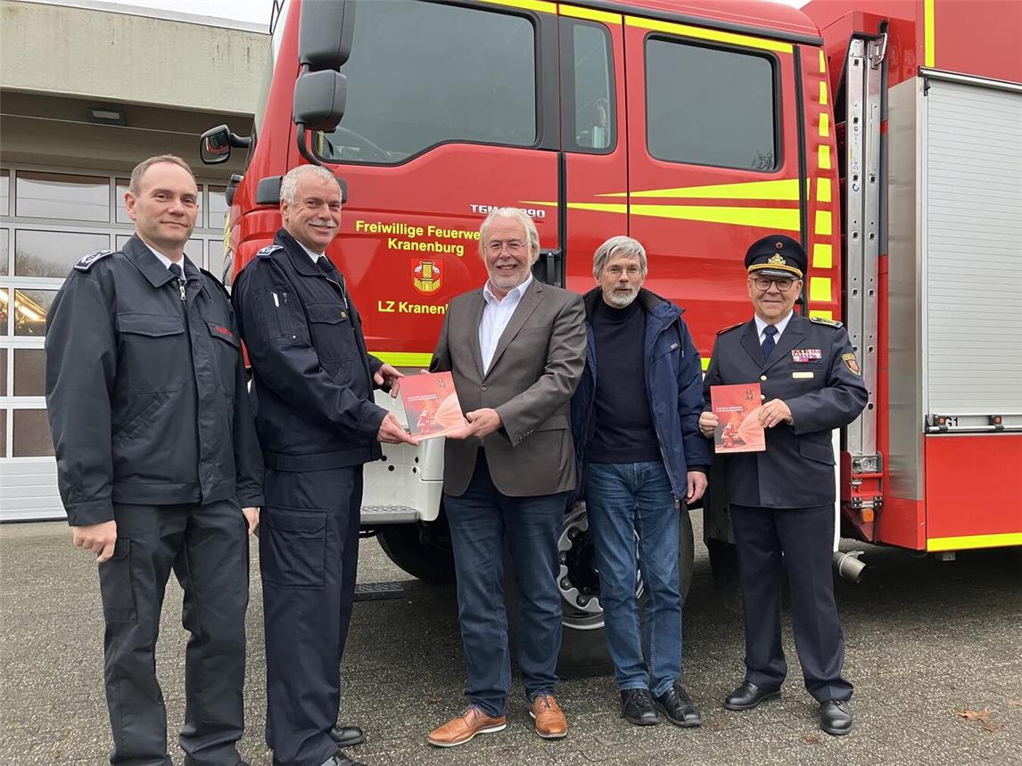 Wehrleiter Andreas Thelosen, Norbert Jansen, Bürgermeister Ferdi Böhmer, Gemeindearchivar Johannes Stinner und Paul-Heinz Böhmer (v.l.) freuen sich über den Einblick in die Geschichte des Kranenburger Feuerwehrwesens. Foto: Gemeinde Kranenburg