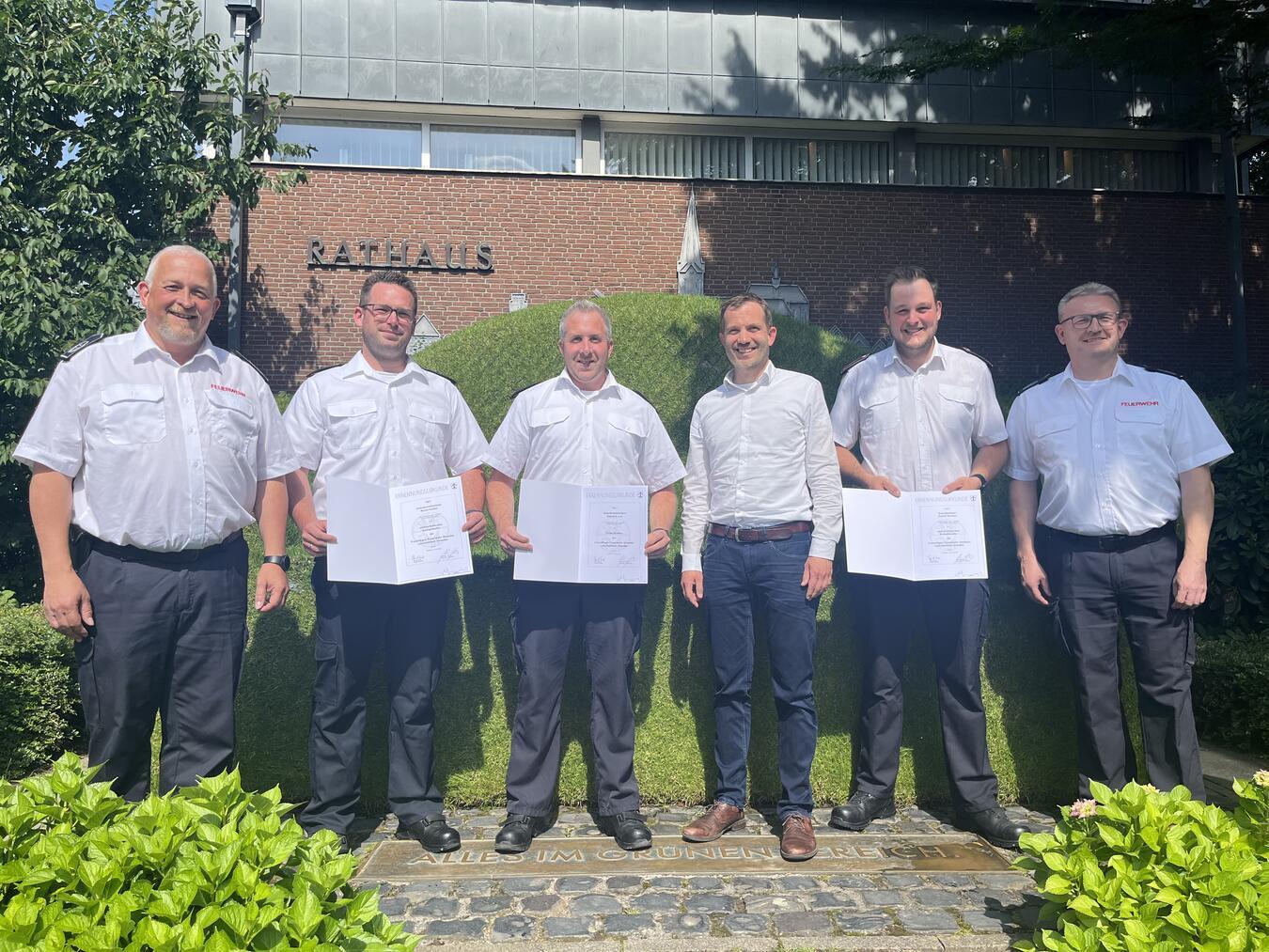 Wehrleiter Thorsten Fischer, Kevin Helten, Dominik Lux, Bürgermeister Bernd Kuse, Daniel Renkes und der stellvertretende Wehrleiter, Markus Leuker (v.l.n.r.). Foto: Stadt Straelen