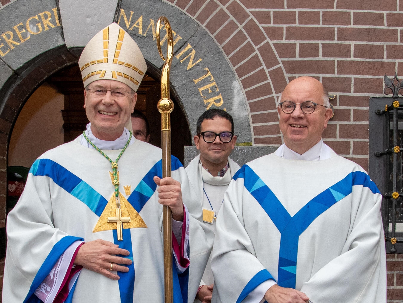 Weihbischof Dr. Stefan Zekorn (links) beendete, begleitet von Wallfahrtsrektor Stefan Dördelmann (rechts) die diesjährige Wallfahrtssaison in Kevelaer. Fotos: Bischöfliche Pressestelle / Christian Breuer