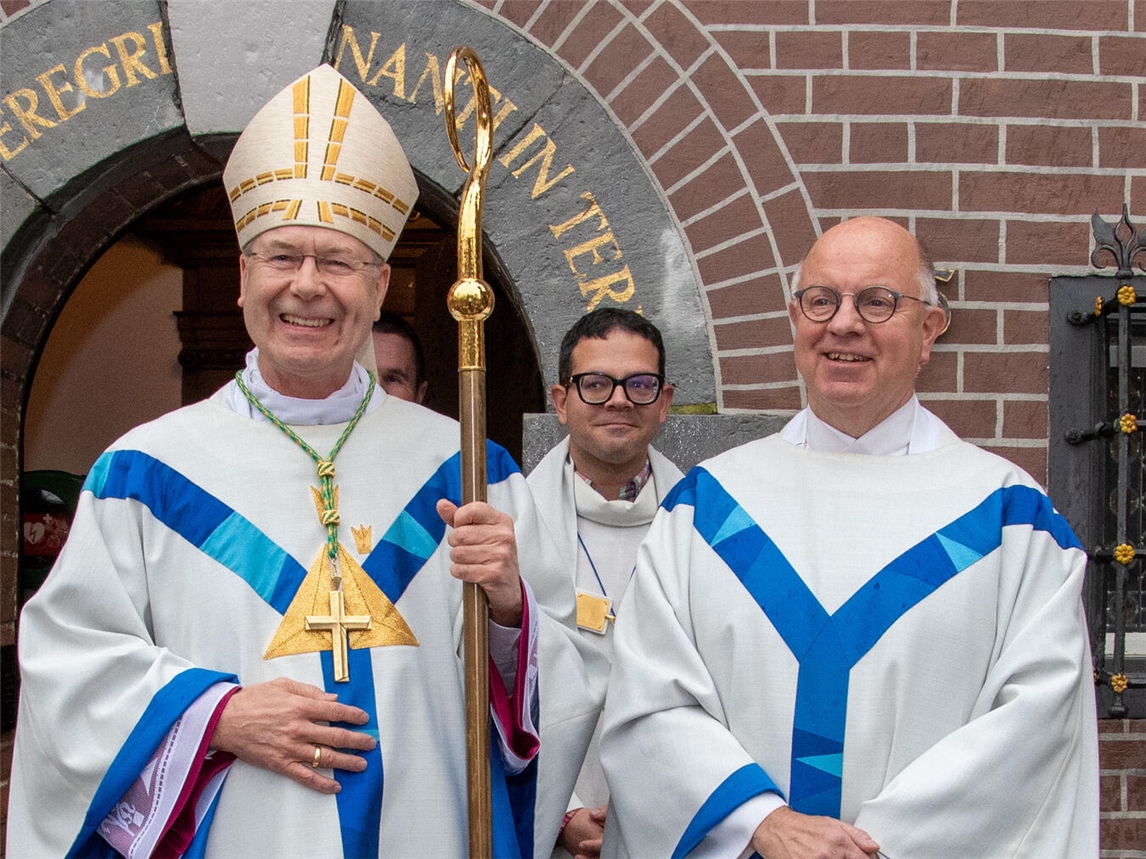 Weihbischof Dr. Stefan Zekorn (links) beendete, begleitet von Wallfahrtsrektor Stefan Dördelmann (rechts) die diesjährige Wallfahrtssaison in Kevelaer. Fotos: Bischöfliche Pressestelle / Christian Breuer
