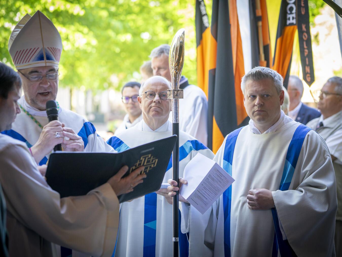 Weihbischof Rolf Lohmann (2.v.l.) eröffnete die Wallfahrtssaison anstelle des Münchener Kardinals Reinhard Marx, der wegen des bevorstehenden Konklaves nach Rom reisen musste.