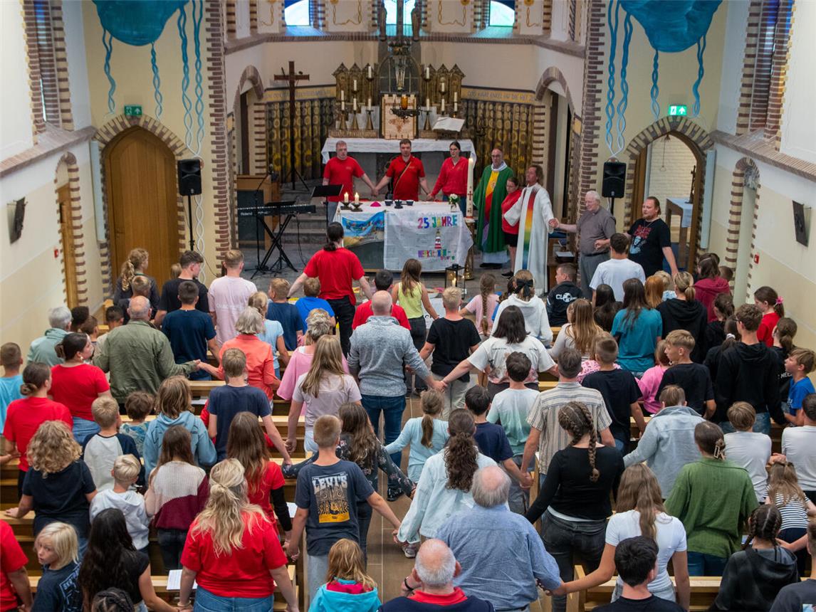 Weihbischof Rolf Lohmann hat die Insel Ameland besucht, auf der das „Katholische Ferienwerk Ameland“ jeden Sommer mehr als 5.000 Kindern und Jugendlichen aus dem Bistum Münster die Teilnahme an einer katholischen Ferienfreizeit ermöglicht. Dort feierte er einen Gottesdienst zum Saisonmotto „Freundschaft, die zusammenhält“.Fotos: Bischöfliche Pressestelle/Ann-Christin Ladermann