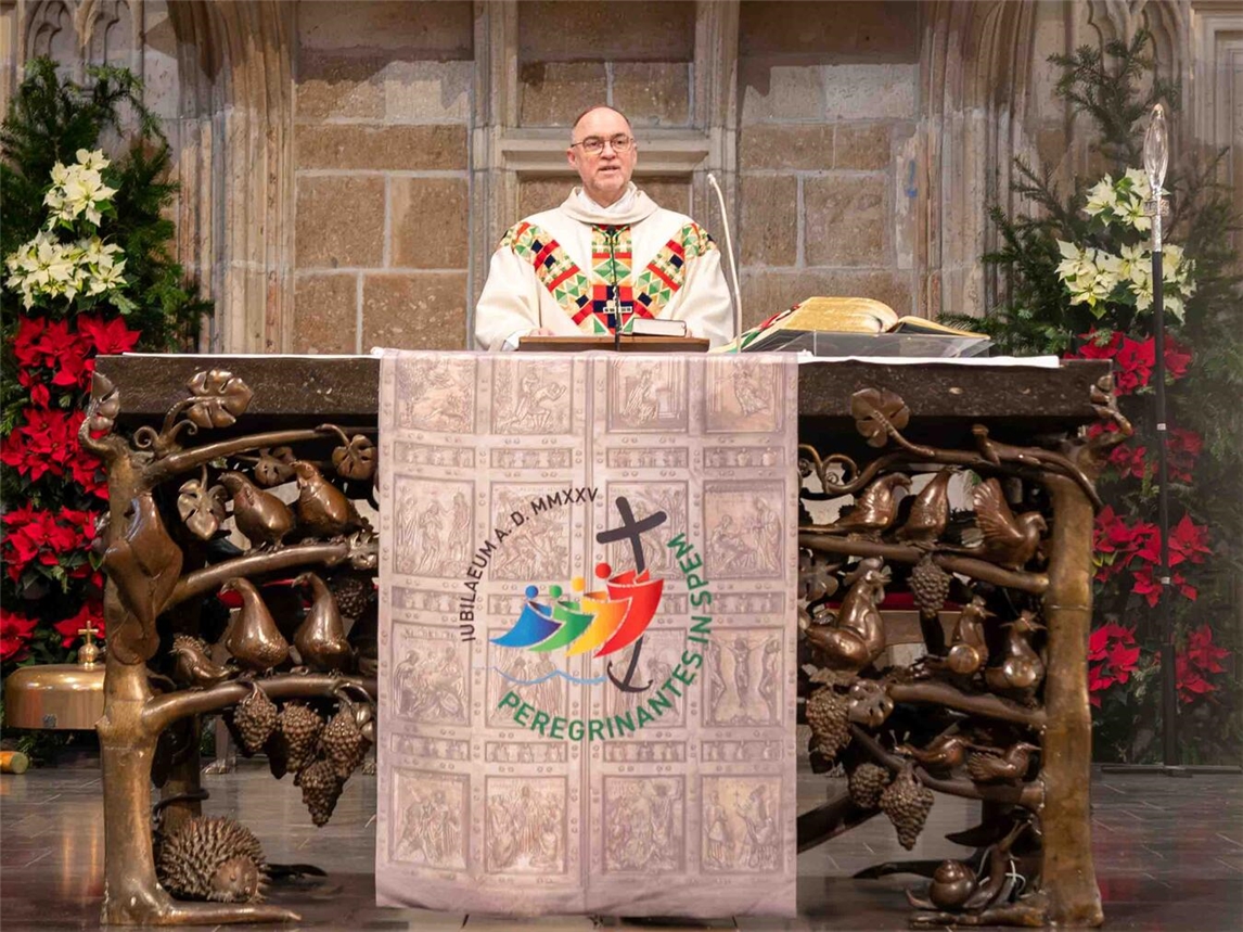 Weihbischof Rolf Lohmann hat in Xanten das Ende des Heiligen Jahres gefeiert. Am Altar hing ein Plakat mit dem Logo des Heiligen Jahres, am Ambo brannte eine entsprechende Kerze. Foto: Bischöfliche Pressestelle/Christian Breuer