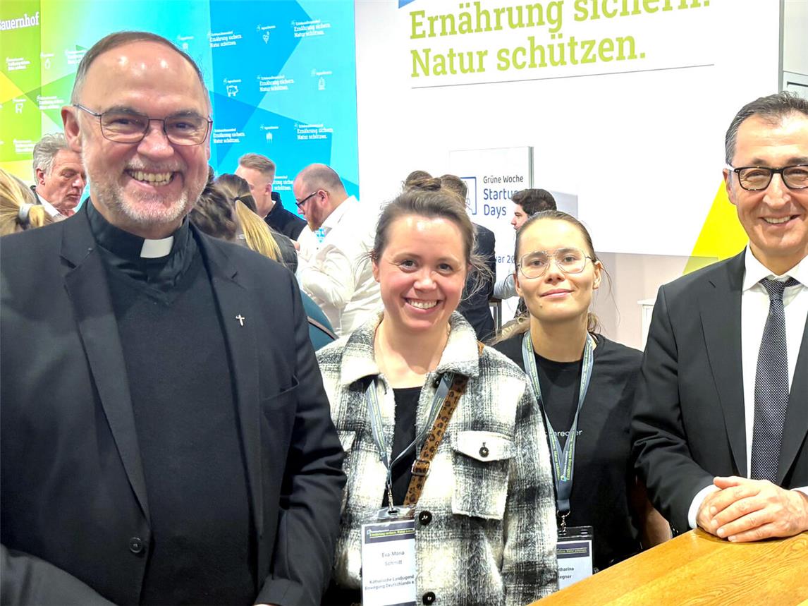 Weihbischof Rolf Lohmann (l.) trifft auf der Grünen Woche in Berlin auch Bundeslandwirtschaftsminister Cem Özdemir (r.). Foto: DBK
