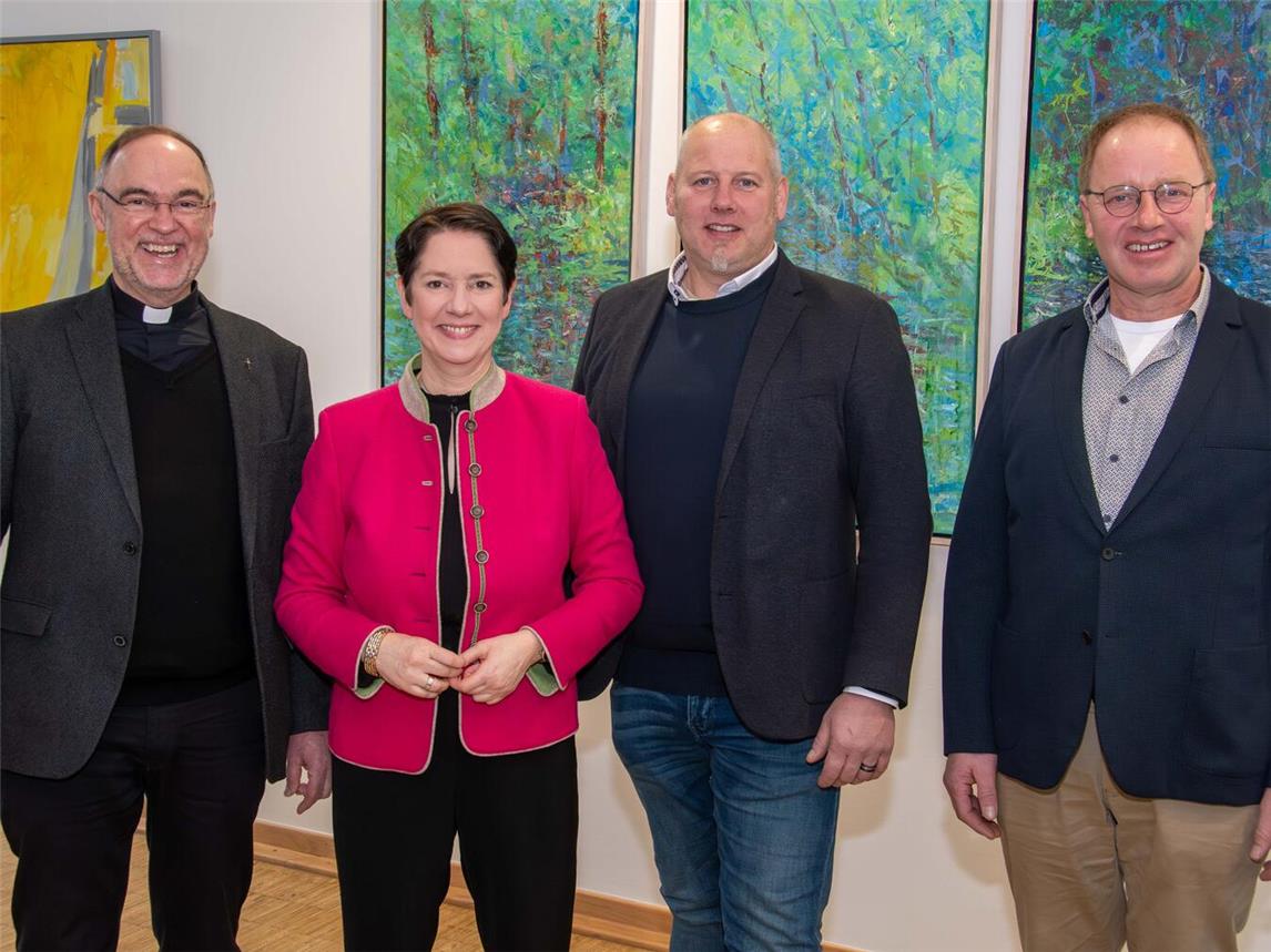 Weihbischof Rolf Lohmann sprach mit Landwirtschaftsministerin Silke Gorißen und den Kreislandwirten Michael Seegers (Kleve) und Wilhelm Hellmanns (Geldern) über den Mehrwert der Landwirtschaft am Niederrhein. Foto: Bischöfliche Pressestelle / Christian Breuer