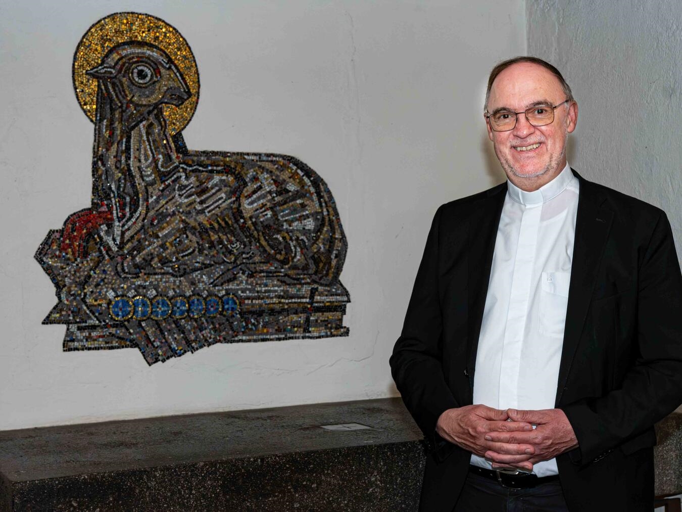 Weihbischof Rolf Lohmann steht an dem Altar in der Krypta des Xantener Doms, der vor 90 Jahren von Bischof von Galen geweiht wurde. Foto: Bischöfliche Pressestelle / Christian Breuer