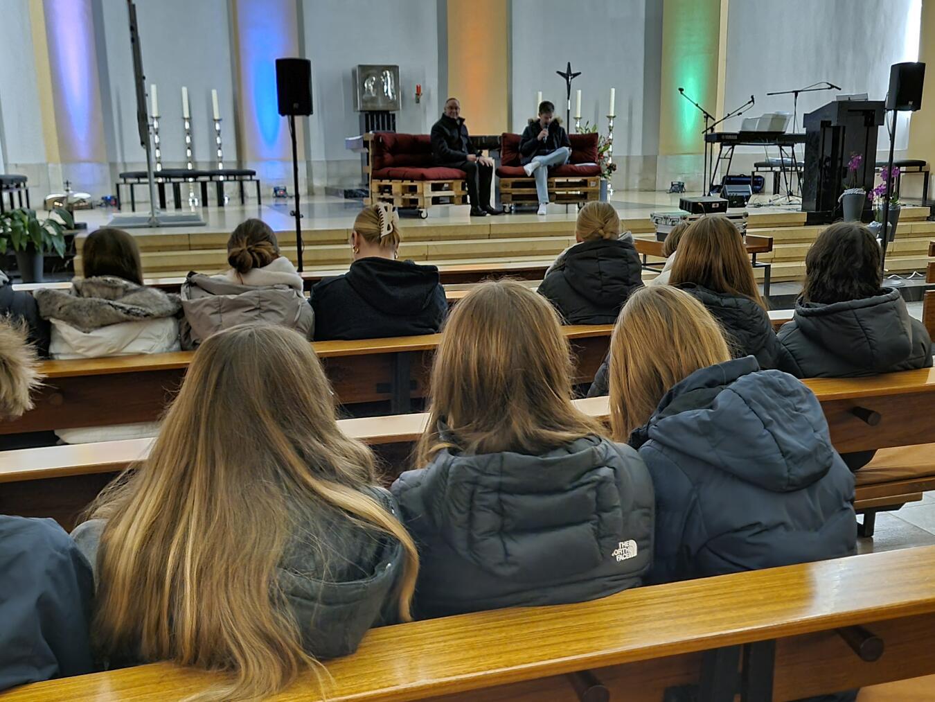 Weihbischof Rolf Lohmann stellte sich bei“Ask the Bishop“ den Fragen der Reeser Firmbewerber. Foto: Anke Gellert-Helpenstein