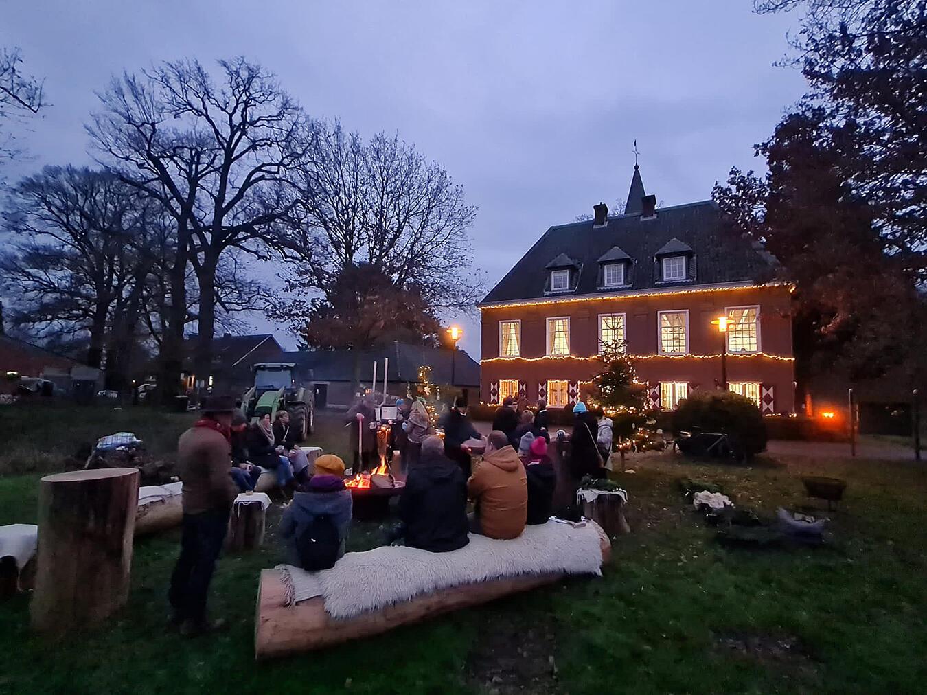 Weihnachtlich geschmückt präsentiert sich das Schlösschen Borghees. Foto: TIK Theater