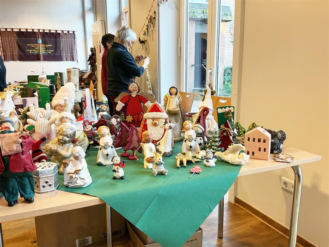 "Weihnachtsdekoration Tausch in sechs Städten im Kreis Kleve, festlich geschmückte Tanne im Hintergrund"