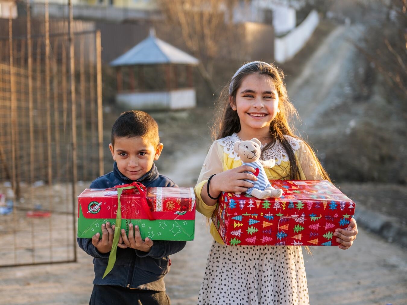 "Weihnachten im Schuhkarton: Kinder in Osteuropa öffnen Weihnachtsgeschenke voller Freude"