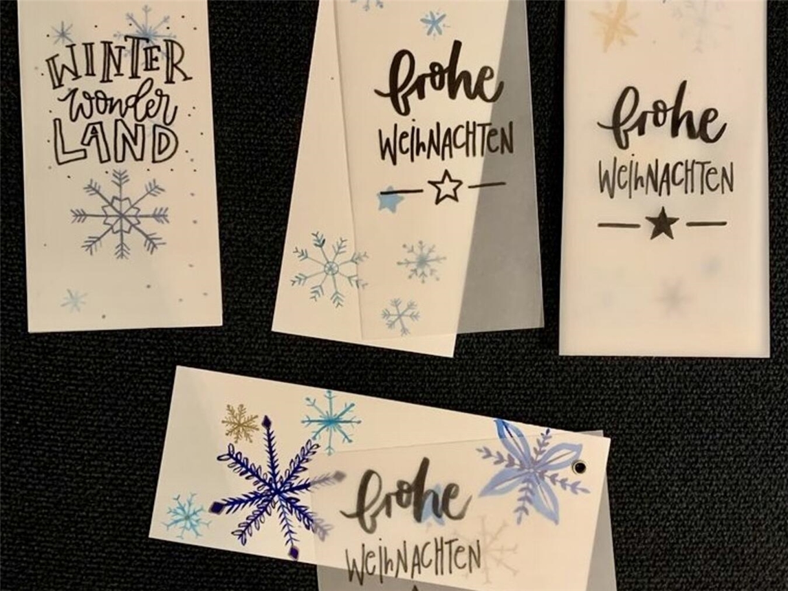 Weihnachtskarten, Geschenkanhänger und vieles mehr entstehen im Workshop in der Stadtbücherei. Foto: Stadt Emmerich