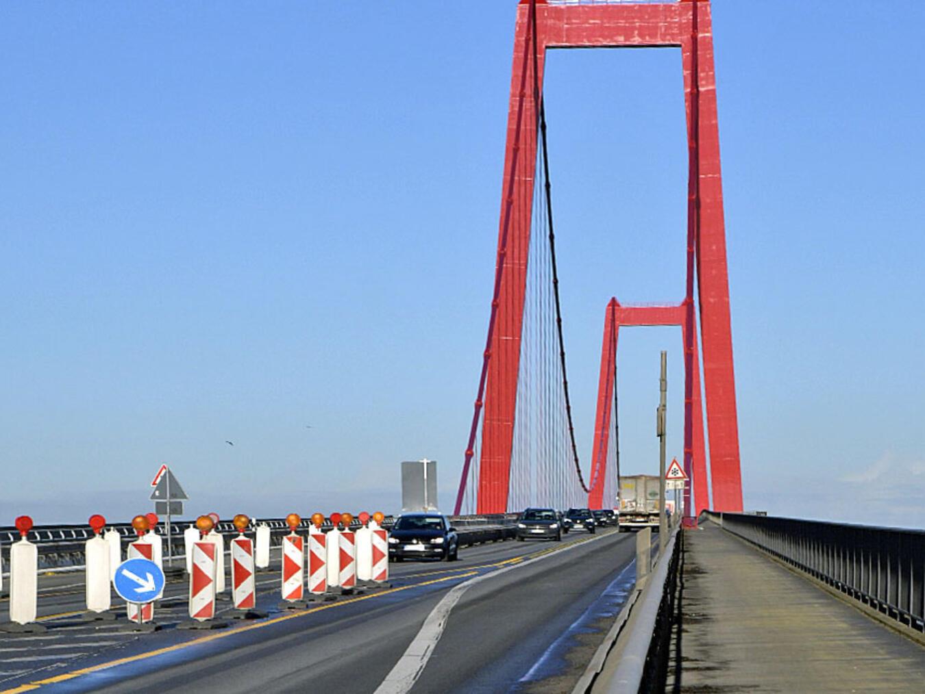 Weiter gesperrt: Der Verkehr wird noch eine ganze Zeit einseitig über die Emmericher Rheinbrücke rollen. NN-Foto: Rüdiger Dehnen