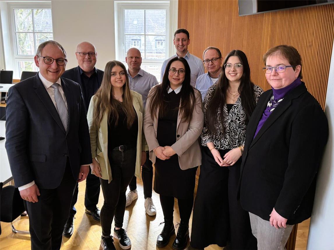 Weiterbildung als Verwaltungsfachwirtin gemeistert: Bürgermeister Sebastian Hense gratuliert Jana van Onna, Sonya Oraca und Sina Richter (v. li.) im Kreise ihrer Kollegen der Stadt Rees. Foto: Stadt Rees