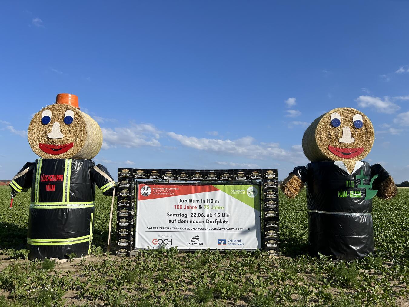 Weithin sichtbar, laden die großen Strohfiguren zur Party am 22. Juni, auf dem neuen Hülmer Dorfplatz ein. Foto: privat