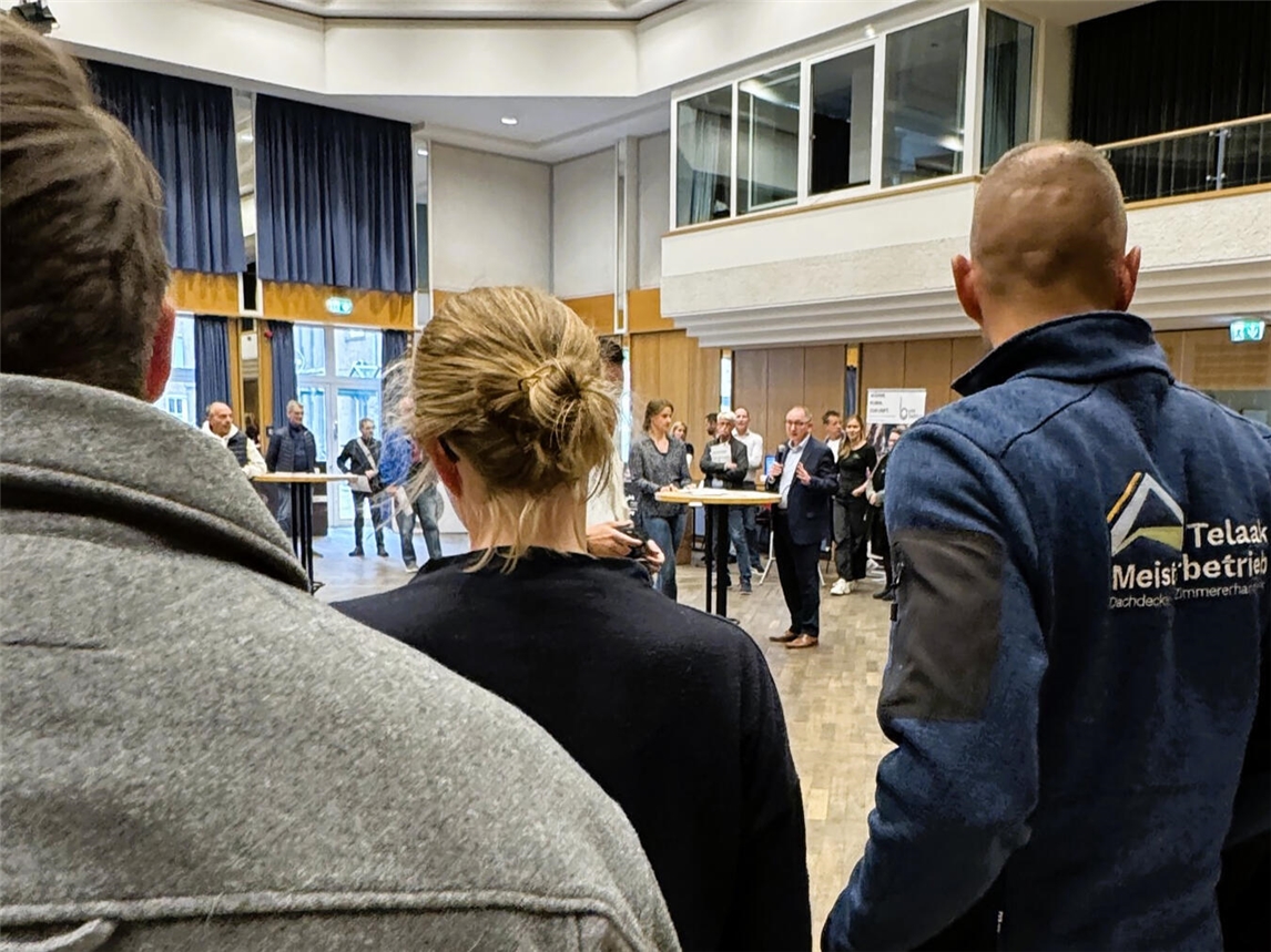 "Energieberatung auf der Reeser Energie Expo mit Informationen zu nachhaltigen Energielösungen für Hausbesitzer"