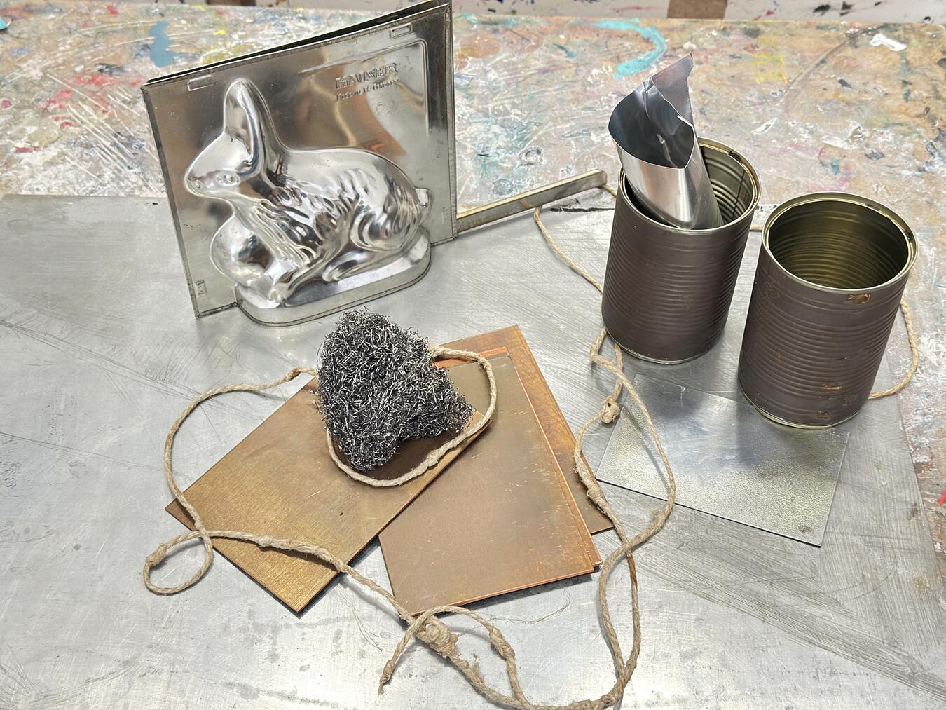 Metallisches Experimentieren Welche Metalle es im Schlosspark gibt, welche Eigenschaften Metalle haben und was man daraus machen kann, wird hier ausprobiert. Foto: Stiftung Museum Schloss Moyland