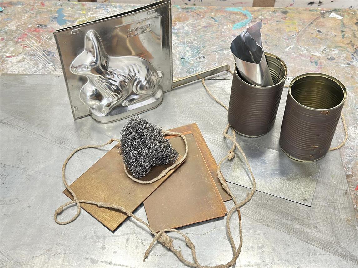 Welche Metalle es im Schlosspark gibt, welche Eigenschaften Metalle haben und was man daraus machen kann, wird hier ausprobiert. Foto: Stiftung Museum Schloss Moyland