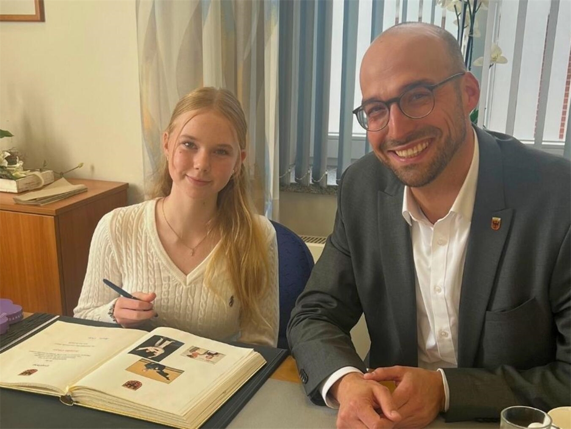 Weltmeisterin Amelie Okon neben Bürgermeister Ludger Staymann bei ihrem Eintrag ins Goldene Buch der Gemeinde Alpen. Foto: Gemeinde Alpen