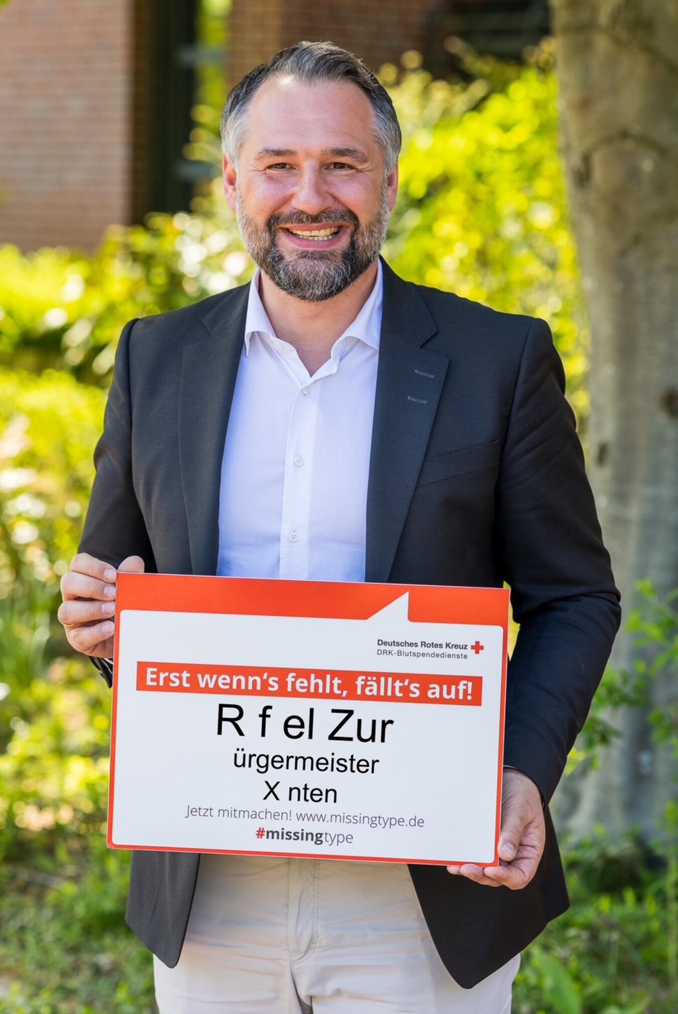 Wenn Buchstaben fehlen: Xantens Bürgermeister Rafael Zur macht auf die Bedeutung von Blutspenden aufmerksam. Foto: Kreis Wesel