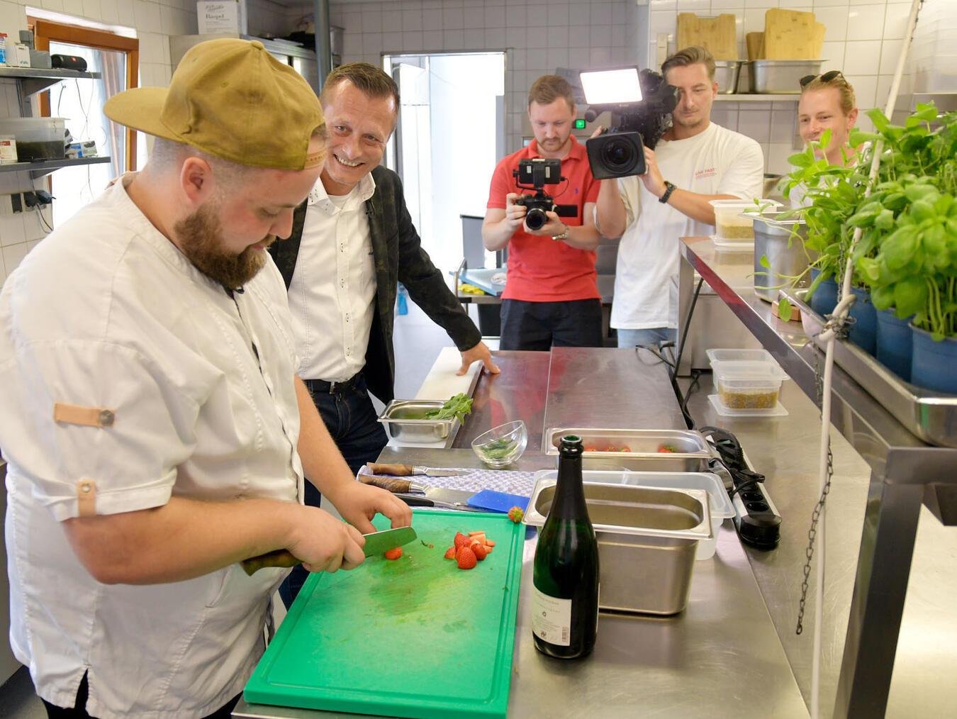 Wenn das Kamerateam mit dem Profi-Koch anrückt, heißt es Ruhe bewahren und zusammenrücken. Auch für die Küchen-Teams waren die Dreharbeiten am Niederrhein eine spannende Erfahrung.NN-Foto (Archiv): RD