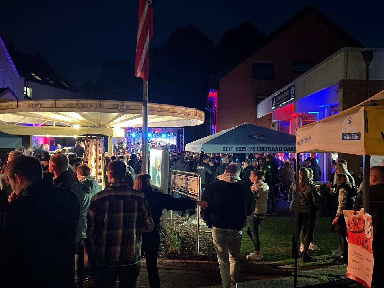 Wenn das Wetter mitspielt, wird das 7 Quellen Feuer auch in diesem Jahr wieder ein Publikumsmagnet werden. 1.300 Gäste waren es im vergangenen Jahr. Mal sehen, ob‘s diesmal mehr werden. Foto: privat