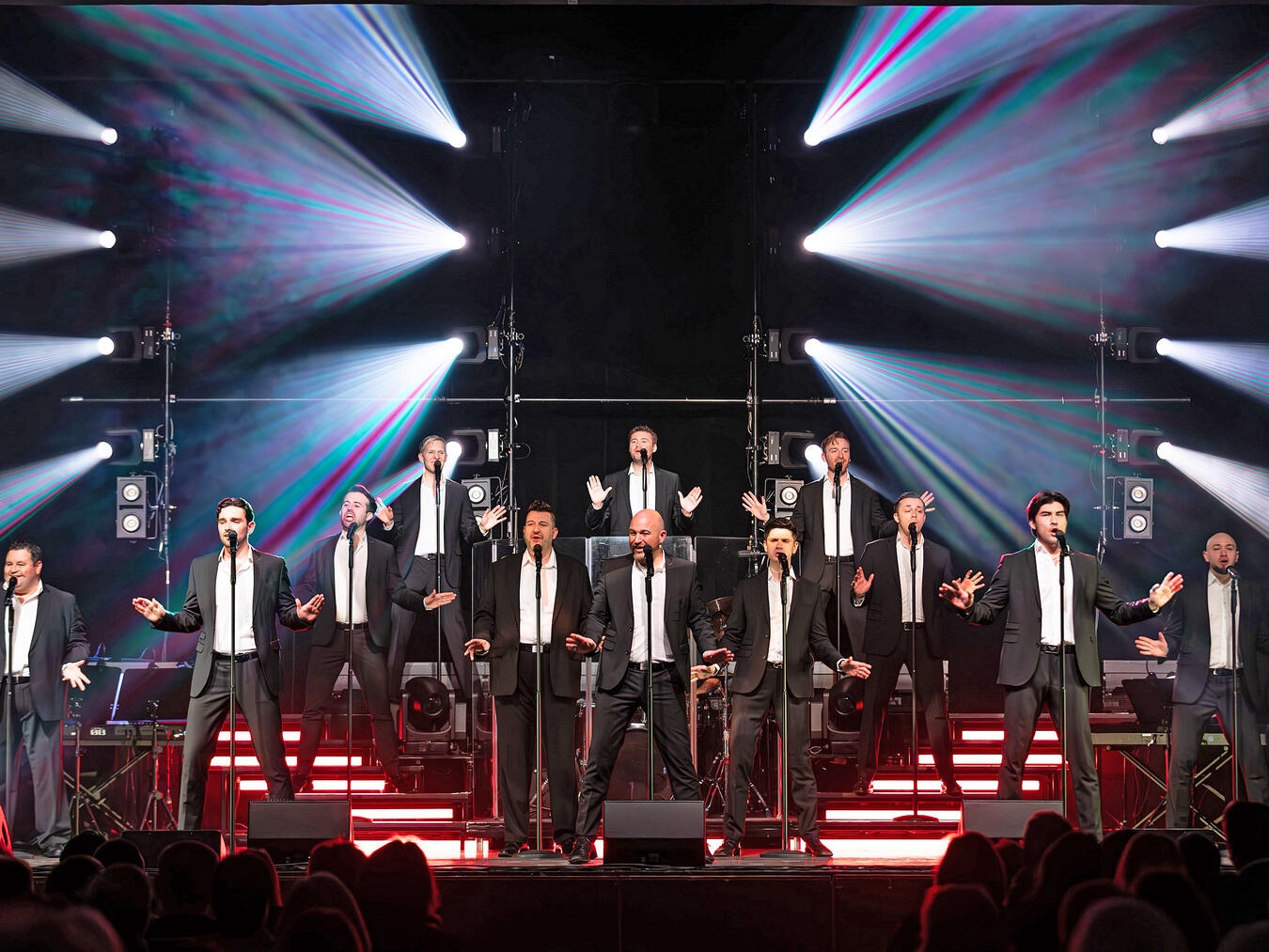 Wenn die 12 Tenöre auftreten, darf sich das Publikum auf nicht weniger als eine Show der Extraklasse, ein neues Bühnenbild, neue Songs und die bewährte Qualität freuen. Foto: Heiko Britz