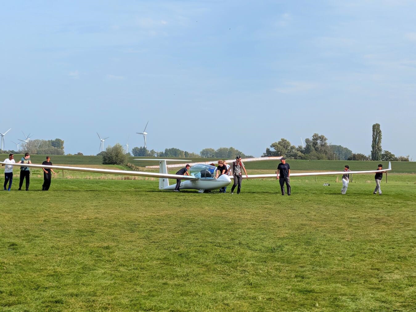 "Schüler lernen am Segelflugzeug: praktische Flugvorbereitung und Handling-Training"