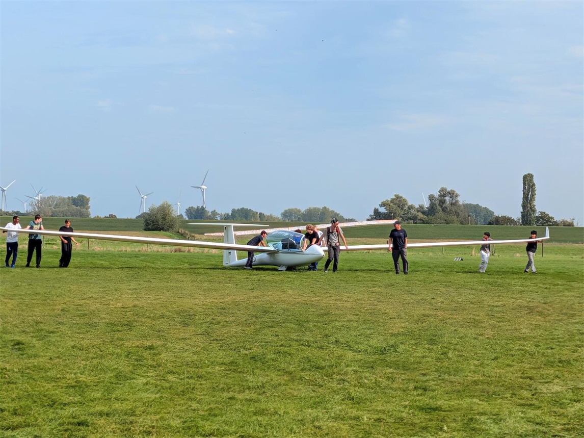 "Schüler lernen am Segelflugzeug: praktische Flugvorbereitung und Handling-Training"