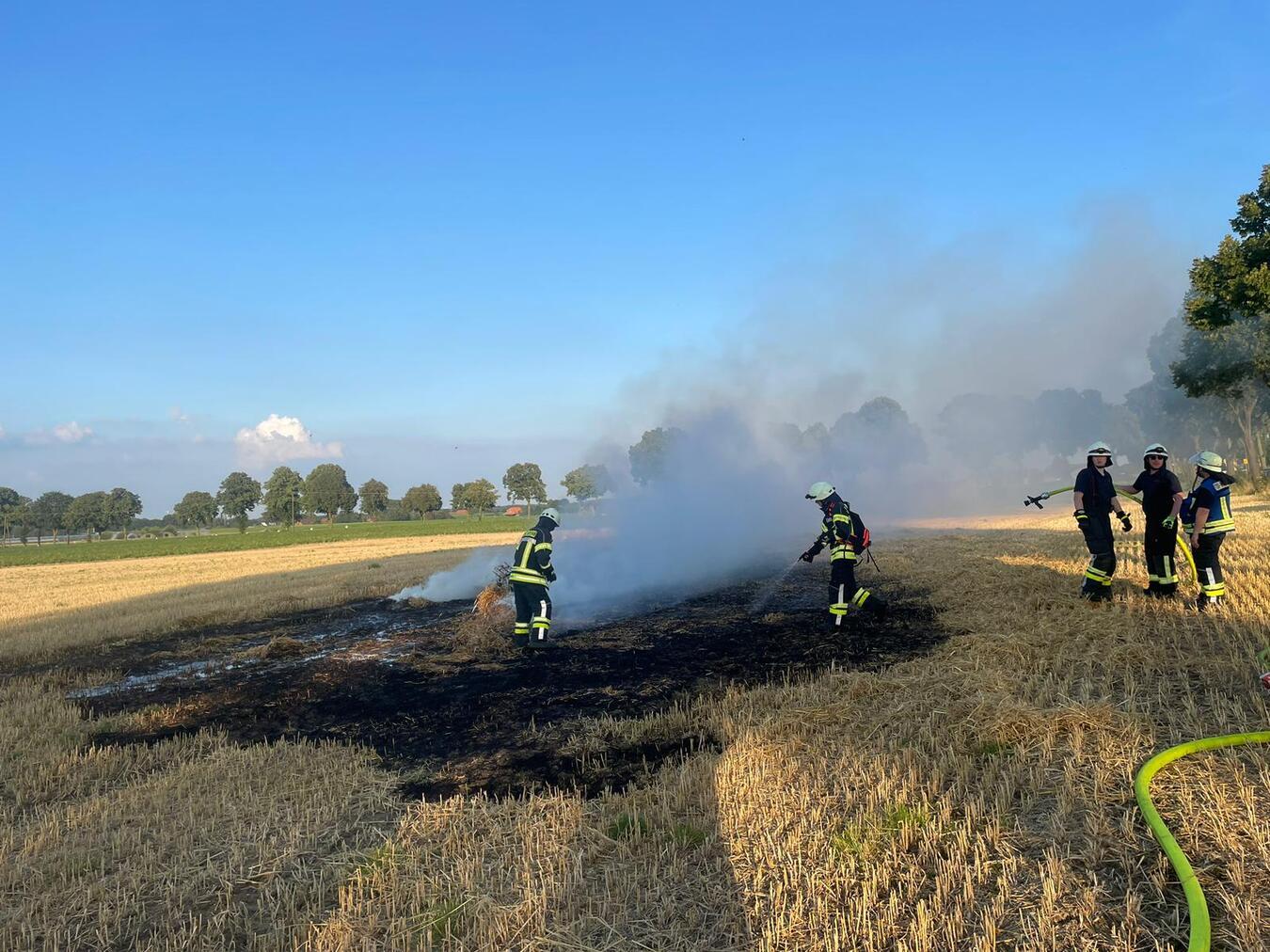 Wenn Getreidefelder in Brand geraten, ist nicht nur die Gefahr groß, dass die Feuer außer Kontrolle geraten, sondern auch der Schaden für die Landwirte ist immens. Foto: Feuerwehr Bedburg-Hau