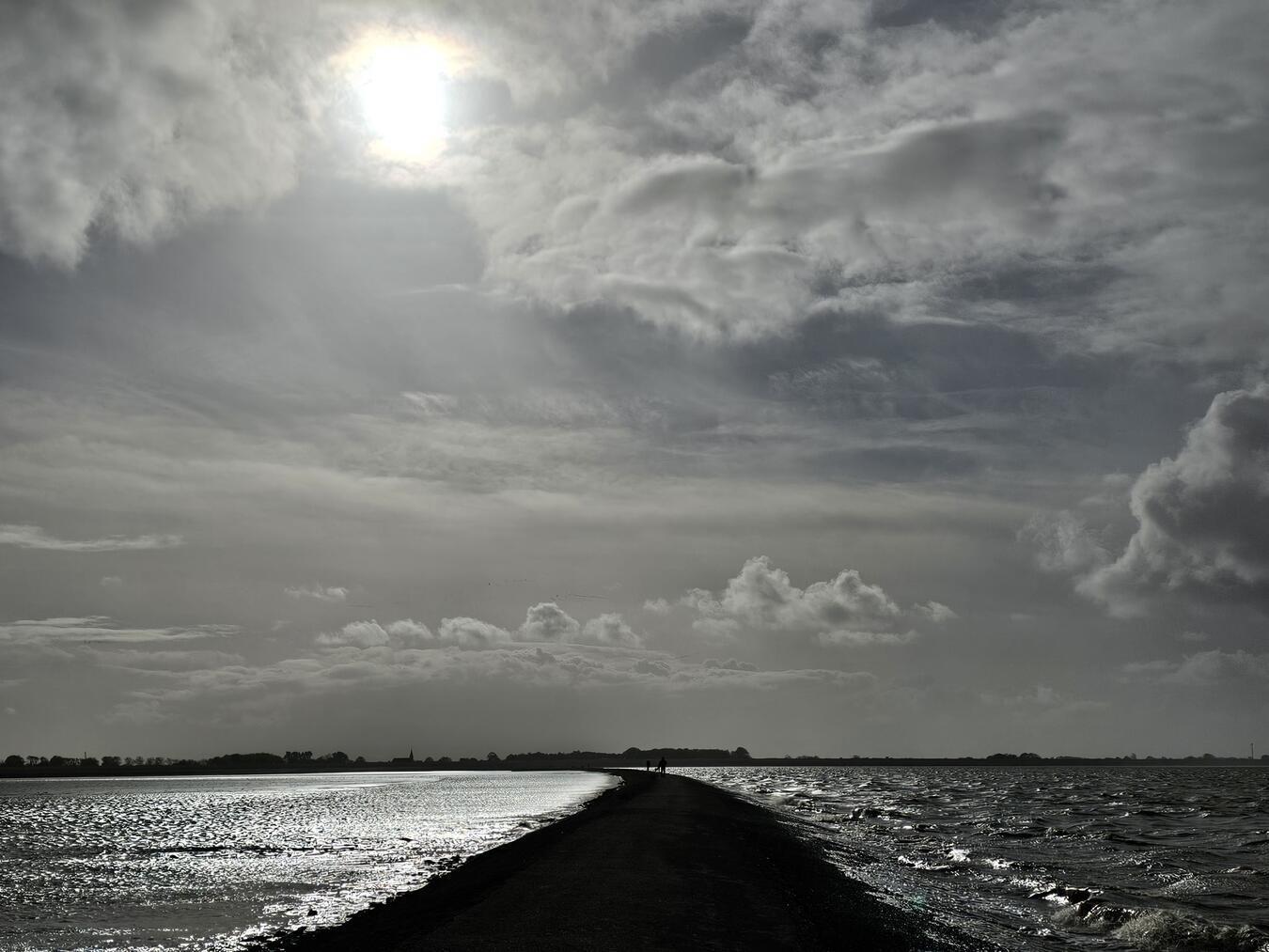 Wenn man schon einmal in Peazens-Moddergat unterwegs ist, gehört ein Spaziergang an der Küste einfach dazu. Wer möchte, kann der Landzunge bis an ihre Spitze folgen, hinein in die stürmische Umarmung der Nordsee.