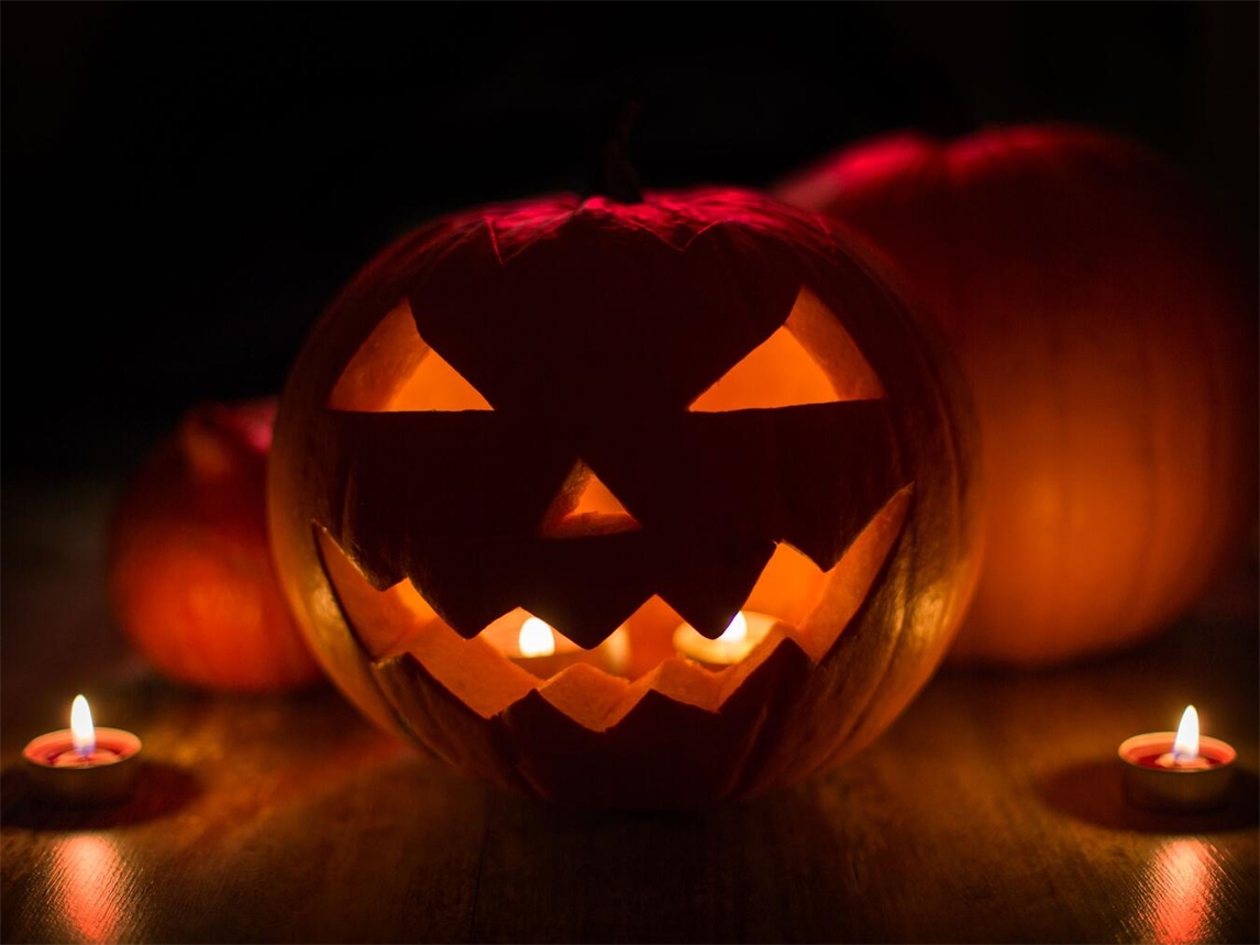 "Kinder in Halloween-Kostümen fordern Süßes oder Saures an Haustür"