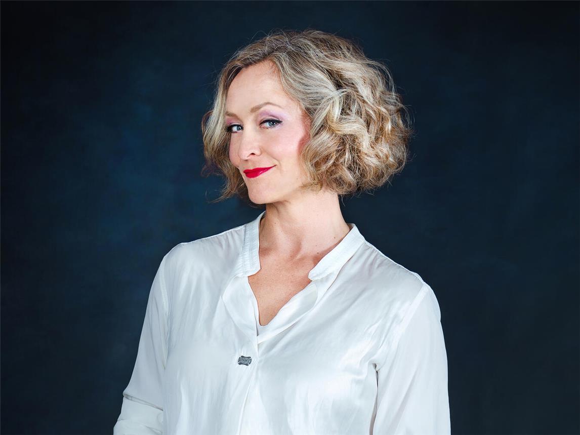 Wer die preisgekrönte Entertainerin mit der feinen Beobachtungsgabe schon mal live auf der Bühne erlebt hat, weiß, dass ihre Abende immer eine abwechslungsreiche Mischung aus Kabarett, Geschichten, eigenen Songs, Stand-up und grandiosen Kompositionen sind. Foto: Ellen Schmaus