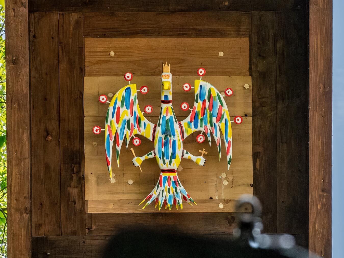 "Traditionelles Vogelschießen: Teilnehmer zielen auf hölzernen Vogel"