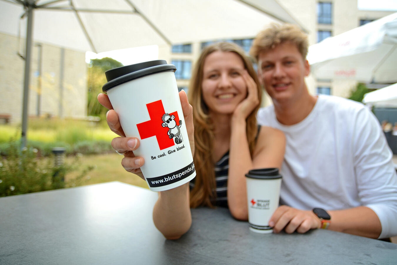 Wer jetzt zum ersten Mal in seinem Leben Blut spendet, bekommt einen exklusiven Coffee-to-go-Becher. Foto: DRK-Blutspendedienst West 
