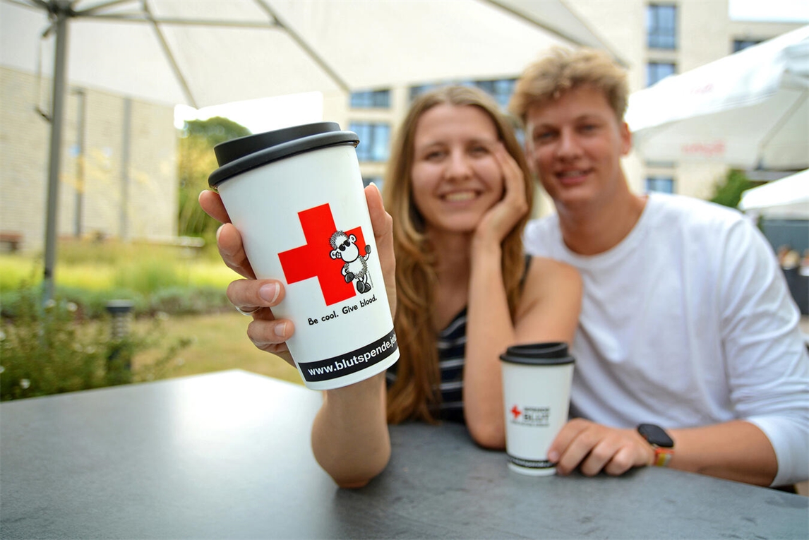 Wer jetzt zum ersten Mal in seinem Leben Blut spendet, bekommt einen exklusiven Coffee-to-go-Becher. Foto: DRK-Blutspendedienst West 