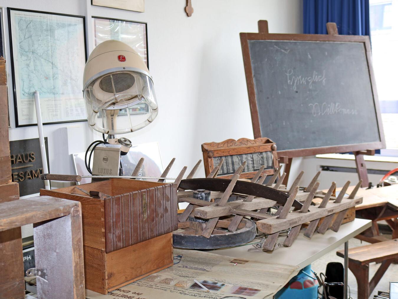 Wer mag wohl alles unter dieser Trockenhaube und auf der Schulbank gesessen haben?