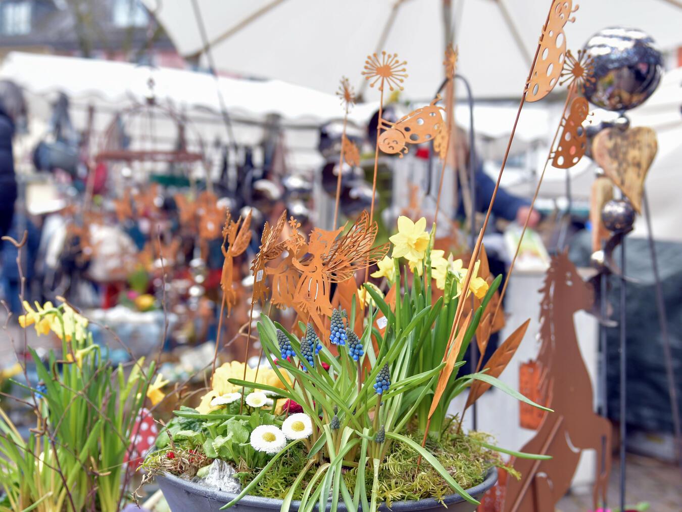 Wer noch frühlingshafte Deko sucht, wird auf dem Ostermarkt in Xanten bestimmt fündig. NN-Foto (Archiv): Gerhard Seybert