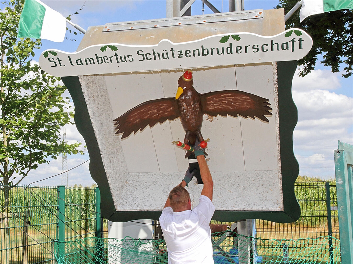 "Königsschießen in Haffen: Teilnehmer zielt auf Vogel, Suche nach neuem Kaiser nach zehn Jahren. Foto: Theo Leie"