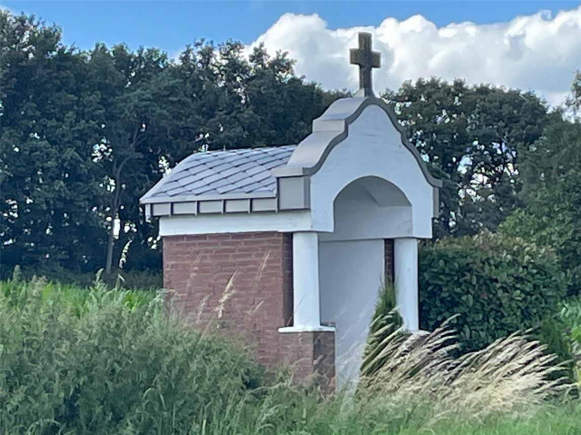 Wer sich das kostbare Bild genauer anschauen möchte, kann ja mit dem Rad vorbeifahren oder wie der Fotograf auf dem Seitenstreifen gegenüber einmal anhalten... Foto: Alois van Doornick